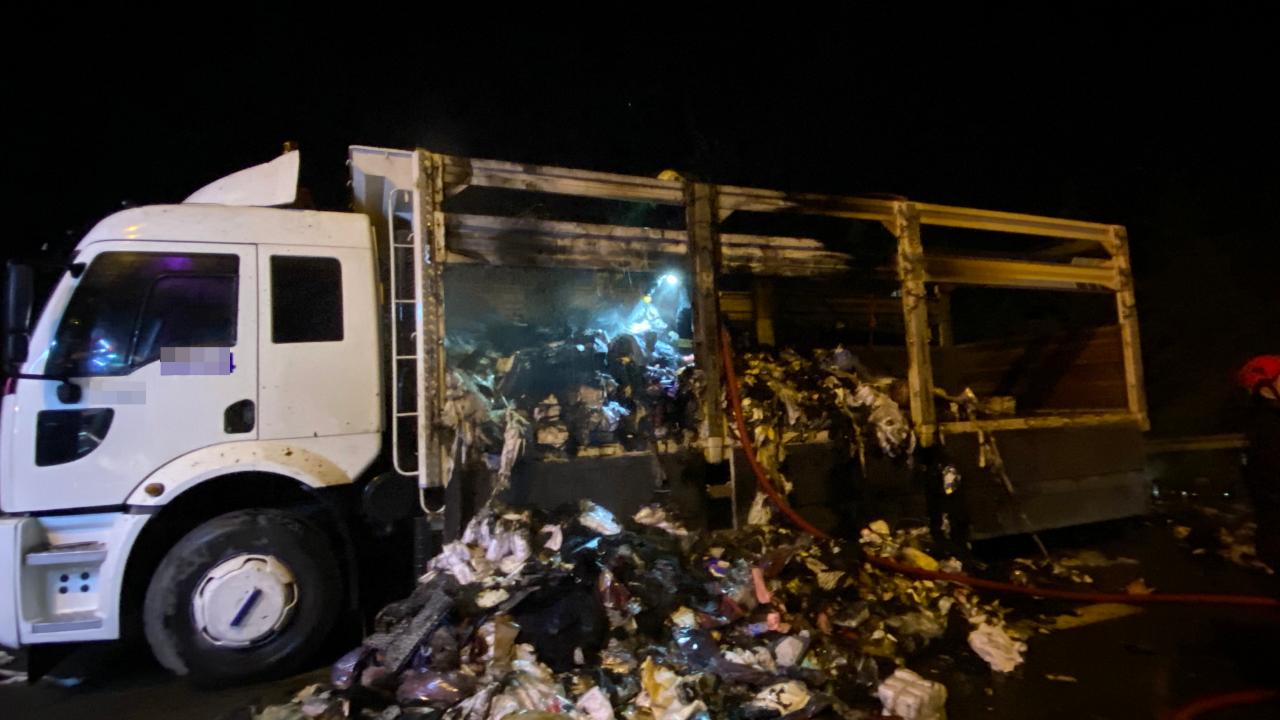Kamyonun Dorsesi Alev Alev Yandı:Malzemeler Kül Oldu