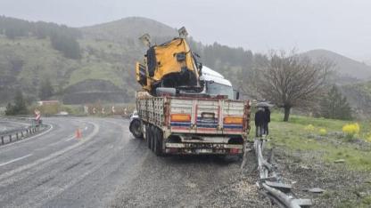 Kaza Yapan Tırı Taşıyordu:O Tır da Kaza Yaptı