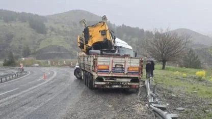Kaza Yapan Tırı Taşıyordu:O Tır da Kaza Yaptı