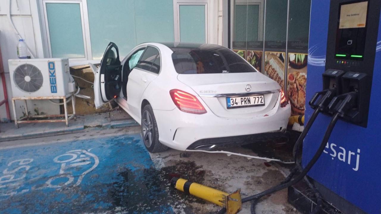 Kontrolden Çıktı,Petrol Ofisine Daldı