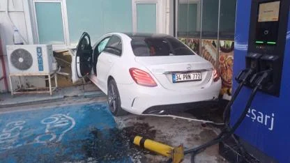 Kontrolden Çıktı,Petrol Ofisine Daldı