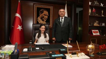 Küçük Yazar Zeynep Demir, Büyükşehirde Başkanlık Koltuğunda