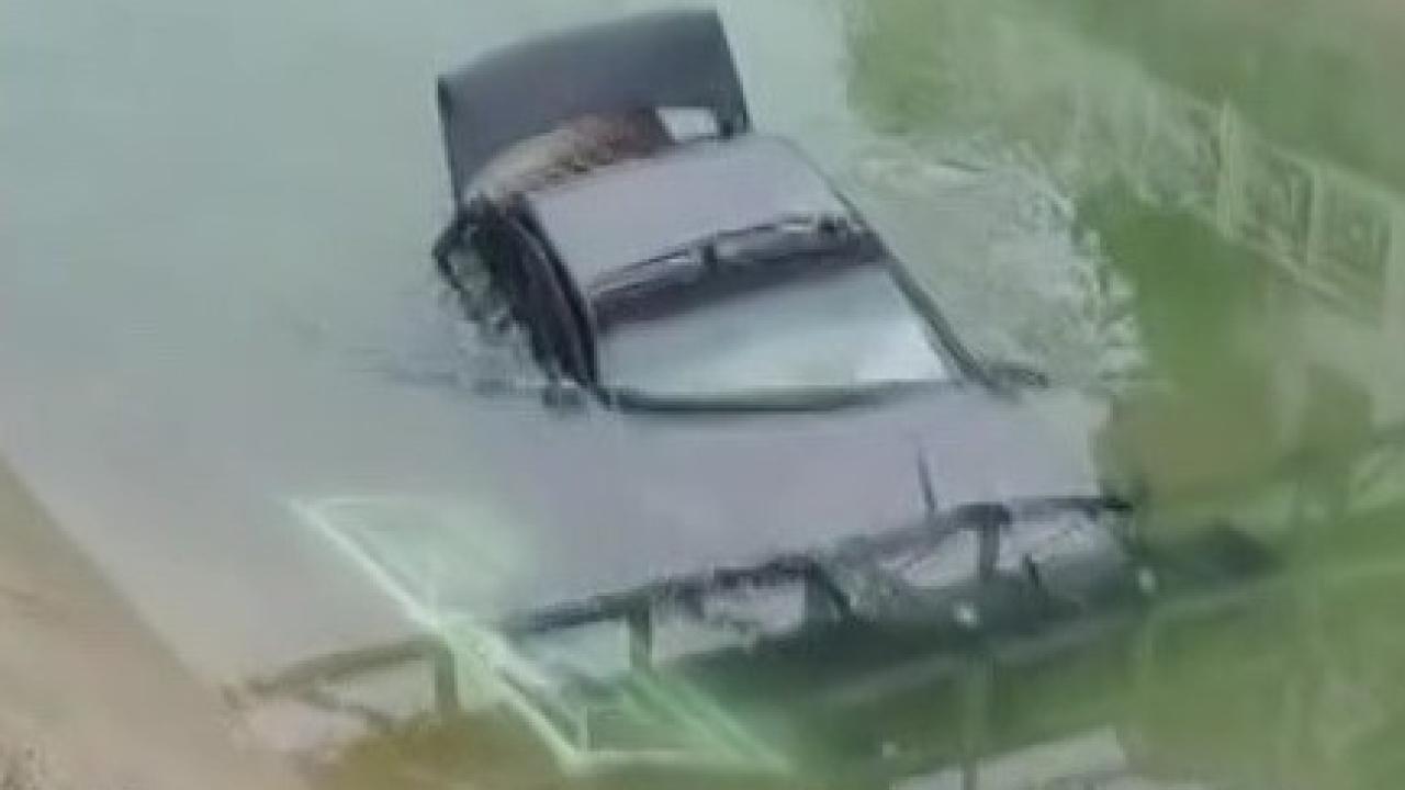 Otomobil Sulama Kanalına Uçtu