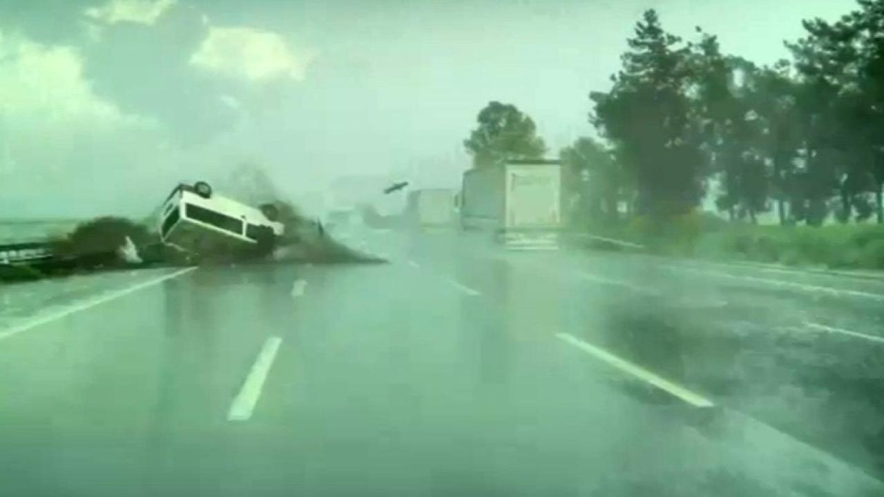 Otoyolda Feci Kaza:Bariyerlere Çarpıp Takla Attı