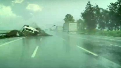 Otoyolda Feci Kaza:Bariyerlere Çarpıp Takla Attı