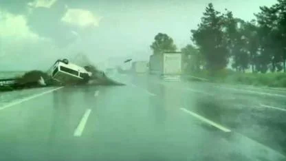 Otoyolda Feci Kaza:Bariyerlere Çarpıp Takla Attı