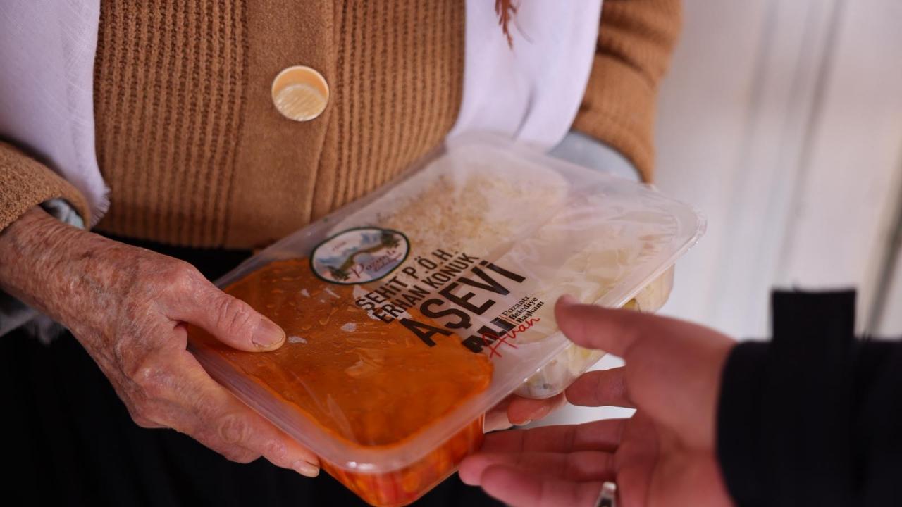 Pozantı Belediyesi'nden Sıcak Yemek Projesi:3 Bin 600 Kişi Yararlandı