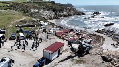 Sahil Kenarındaki Kaçak Yapılar Yıkılıyor