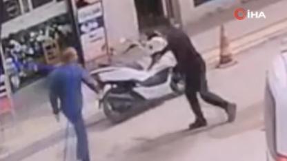 Sandalyeyle Direndi, Bıçaklı Saldırıdan Kaçamadı!