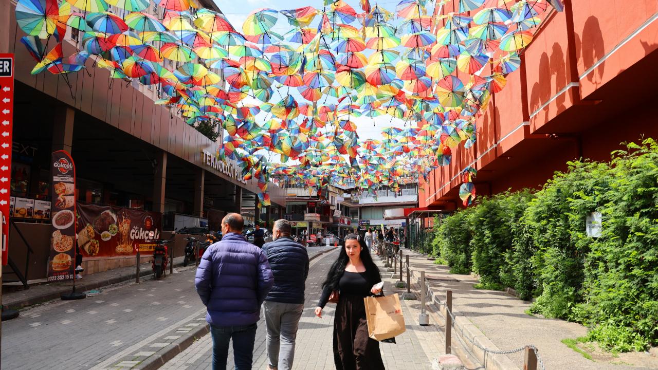 Şemsiyeli Sokak Harabeye Döndü