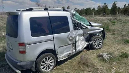 Tır Hafif Ticari Araçla Çarpıştı:1 Ölü