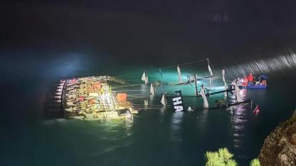 Tur Teknesi Kayalıklara Çarptı:1 Ölü