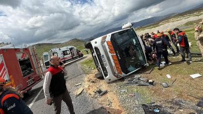 Yolcu Otobüsü Devrildi:1 Ölü, 13 Yaralı