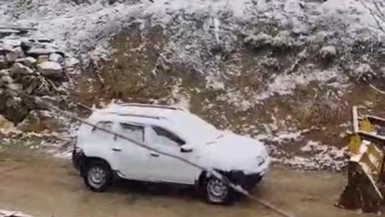 Adana’da Kiraz Çiçekleri Karla Kaplandı