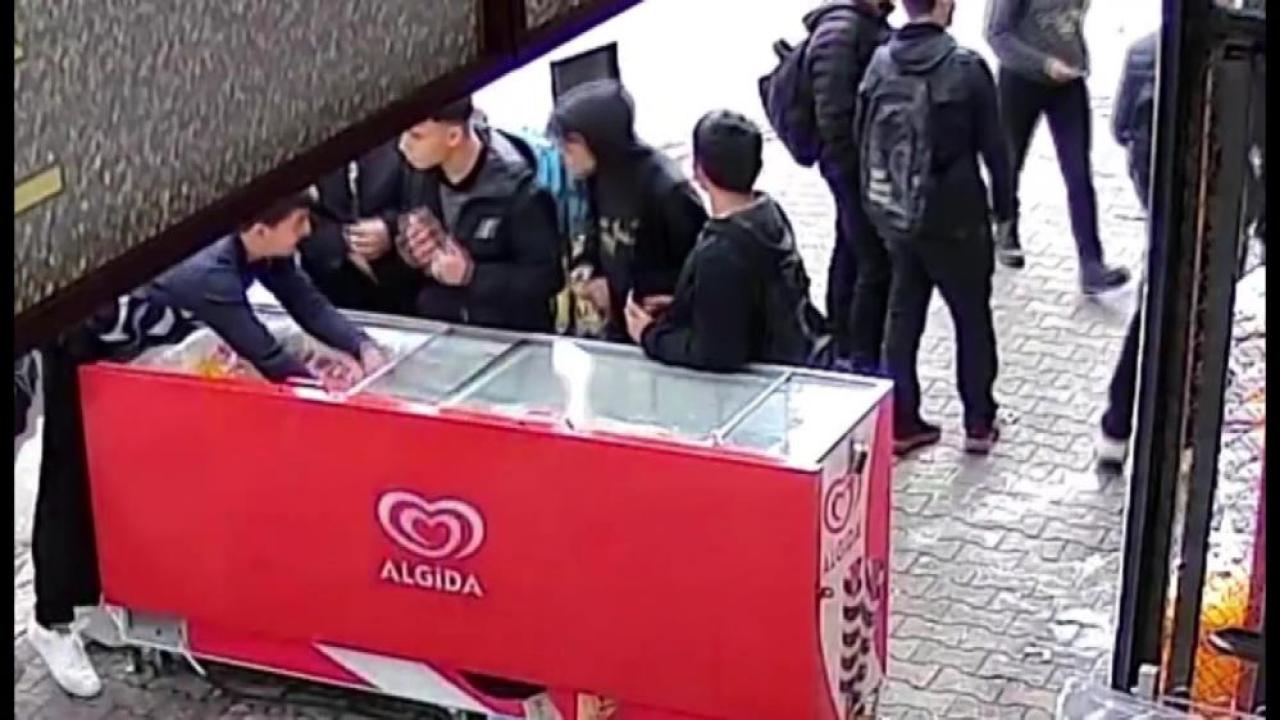 Adana’da Pes Dedirten Olay:Öğrenciler Dondurma Çalarken Kameraya Yakalandı