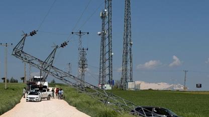 Kontrolden Çıktı, Elektrik Direğine Çarptı