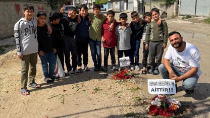 Köstebek yuvasına dönen yollarına çiçek diktiler