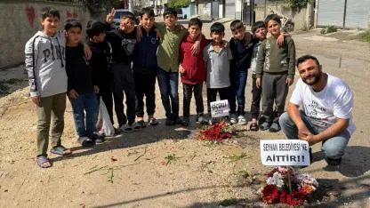 Köstebek yuvasına dönen yollarına çiçek diktiler