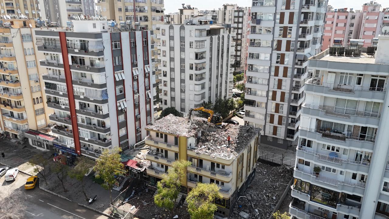 Orta Hasarlı Binalar Yıkılıyor