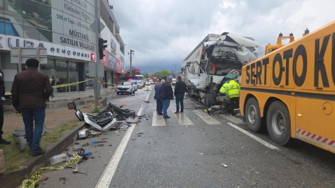 Tır Işıklarda Duran Tankere Çarptı:1 Ölü
