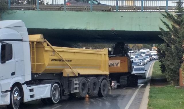 İş Makinesi Yüklü Tır Alt Geçitte Sıkıştı